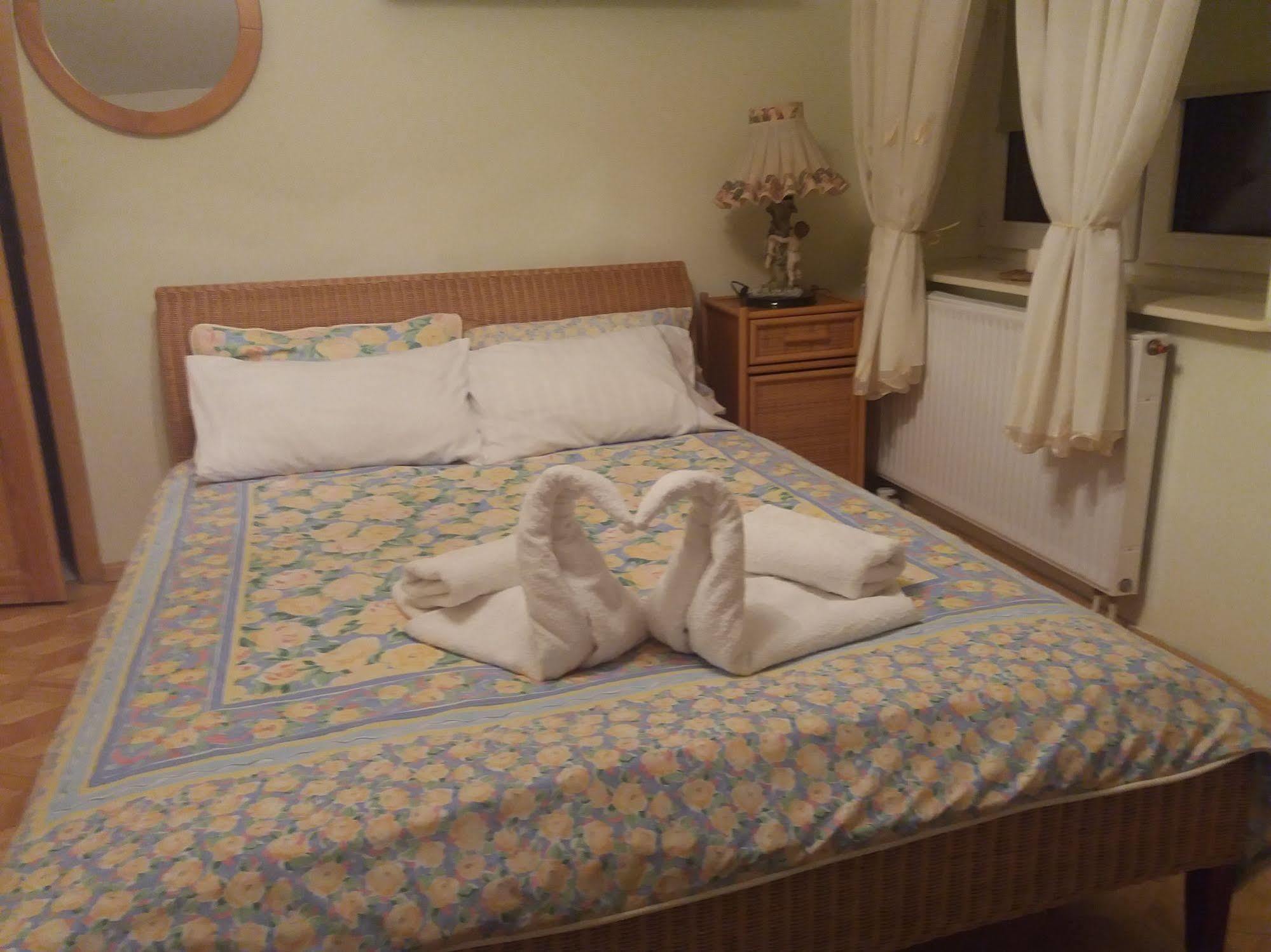 Hotel Villa Hubertus Kutno Bagian luar foto